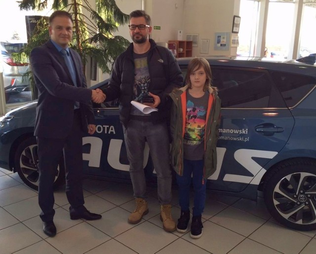 Pan Jarosław wygrał samochód Toyota Auris w konkursie supermarketu Piotr i Paweł.