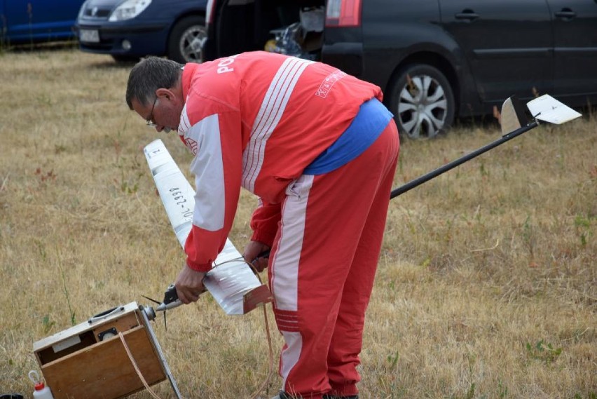 Modelarze urządzili zawody na pilskim lotnisku. Było na co popatrzeć! 