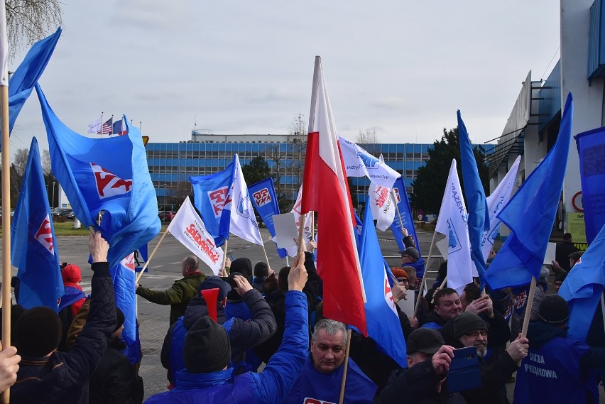 Pod bramą kwidzyńskiego zakładu IP protestowali związkowcy z...