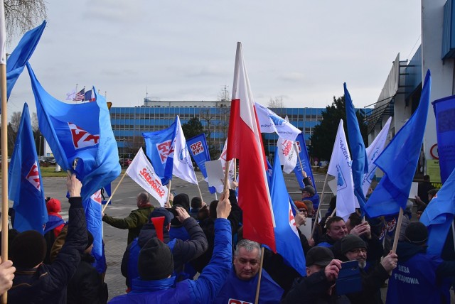 Pod bramą kwidzyńskiego zakładu IP protestowali związkowcy z Międzyzakładowej Komisji Związkowej NSZZ „Solidarność”, Międzyzakładowego Związku Zawodowego Pracowników IP Kwidzyn oraz Związku Inżynierów i Techników IP Kwidzyn.