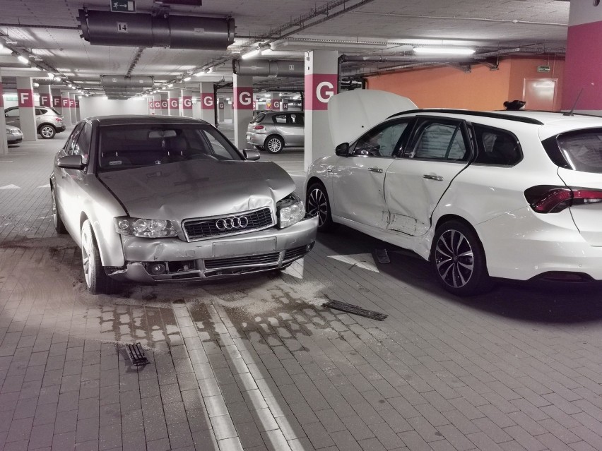 Zderzenie audi z fiatem w podziemnym parkingu Galerii Sanowa w Przemyślu [ZDJĘCIA]