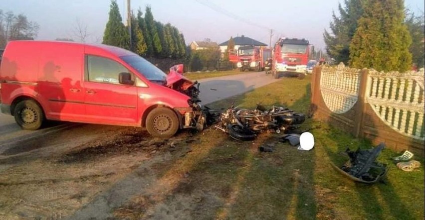 Śmiertelny wypadek na drodze krajowej nr 74 w Paradyżu. Po zderzeniu z samochodem zginął motocyklista [ZDJĘCIA]