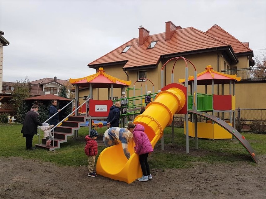 W Łebie otwarto nowy plac zabaw dla "Ochronki". [ZDJĘCIA]