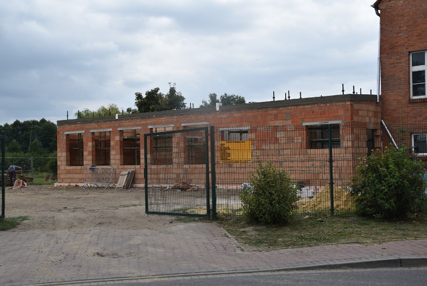 Mury pną się do góry! Budowa szkoły w Grąblewie postępuje, choć nie bez problemów 