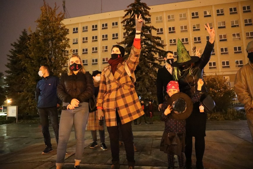 Legnica: Protest Kobiet na Placu Słowiańskim