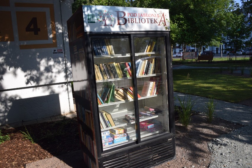 Biblioteka pod Jabłonią. W Koninie powstało miejsce dla fanów książek. Idealne na wakacyjny relaks
