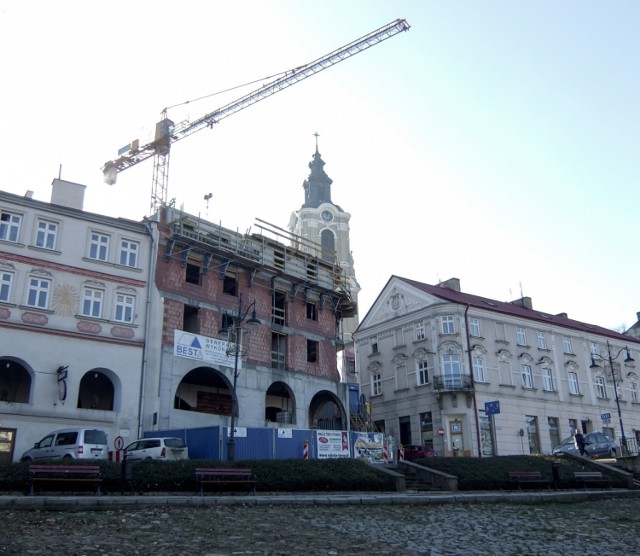 Będzie to budynek mieszkalno-usługowy z miejscami postojowymi dla samochodów osobowych w parkingu podziemnym. Ze względu na historyczną zabudowę w pobliżu, budynek będzie miał podcienia, będące przedłużeniem istniejących, będzie miał także wewnętrzne, zadaszone podwórze, ze świetlikami. 

Powierzchnia zabudowy to 699 m2, kubatura ok. 8700 m3, wysokość 17 m. Łączna powierzchnia użytkowa to 2282 m2.