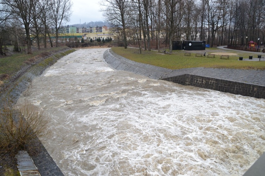 Wzrasta poziom wody w Sękówce. O godz. 6 rano na wodowskazie w Gorlicach brakło 12 centymetrów do stanu alarmowego