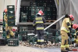 Wypadek ciężarówki z piwem w Żorach [ZDJĘCIA]. Setki roztrzaskanych butelek na drodze