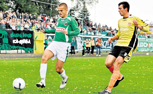 Przemysław Sosnowski (od prawej) imponował w zeszłym sezonie pewną grą w obronie biało-zielonych