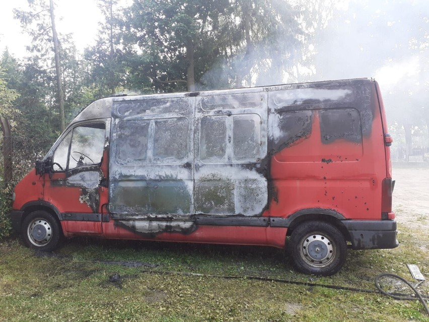 Nowy Tomyśl. Pożar busa przy nowotomyskim cmentarzu