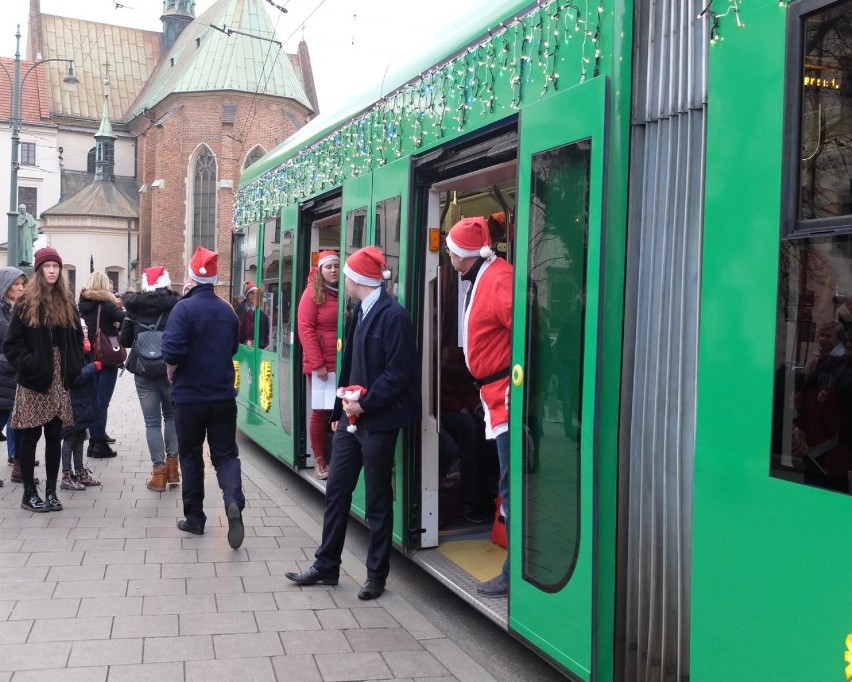 Świąteczny tramwaj MPK. 143 Mikołajów rozdawało prezenty [ZDJĘCIA]
