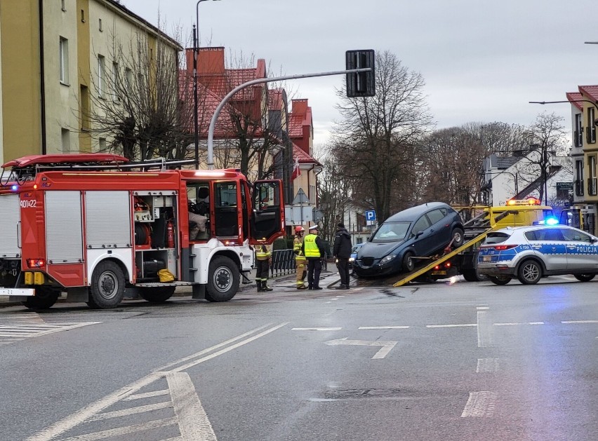 Pijany kierowca w centrum Buska wjechał w drzewo, latarnię,...