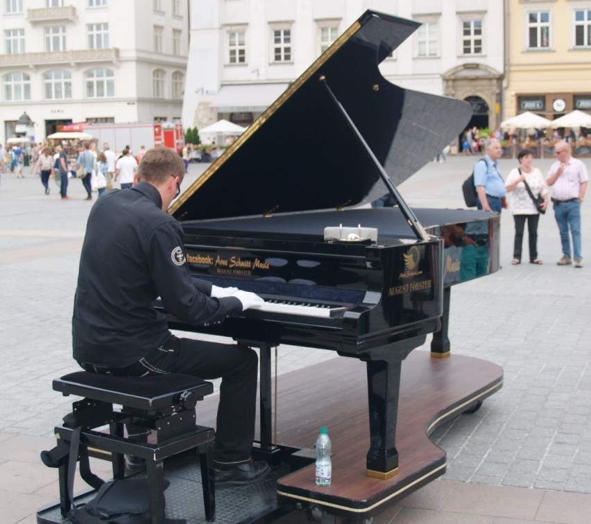 Niemiecki muzyk Arne Schmitt  ze swoim pianinem w Krakowie.