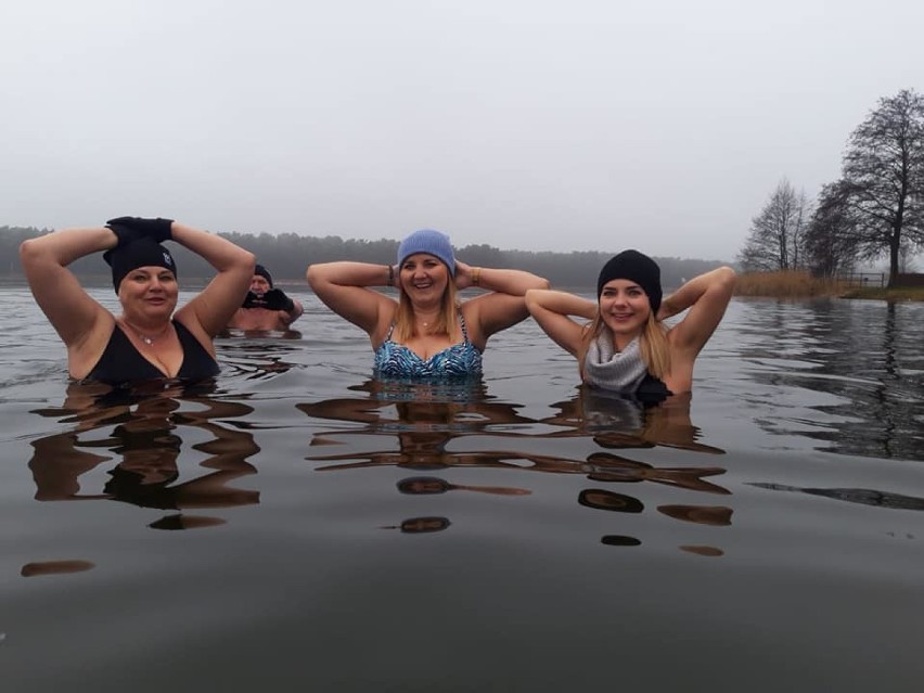 Wschowa. Udane spotkanie wschowskich morsów nad jeziorem w Lginiu [ZDJĘCIA] 