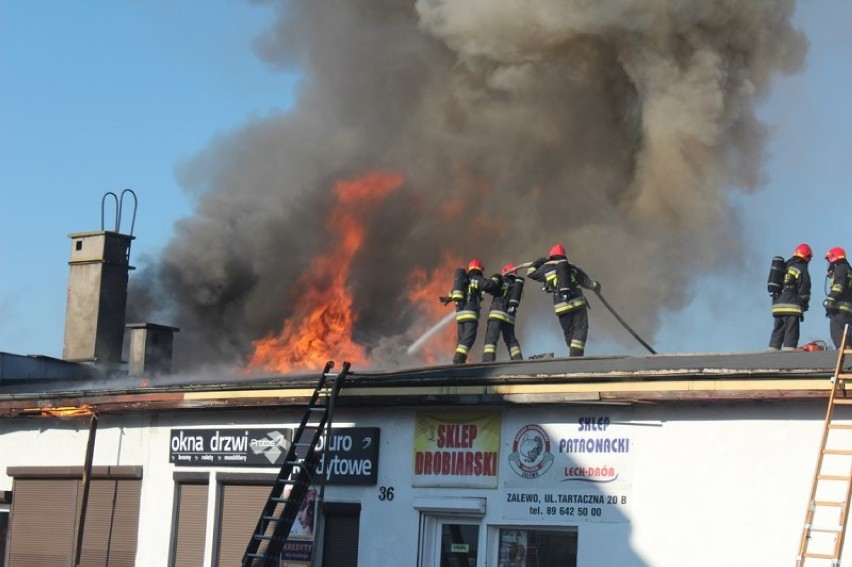 Pożar w Morągu. Palił się dachu budynku handlowego
