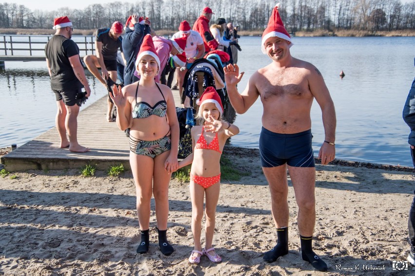 Mikołajkowe morsowanie w Gołuchowie. Był Mikołaj i świąteczne akcenty ZDJĘCIA