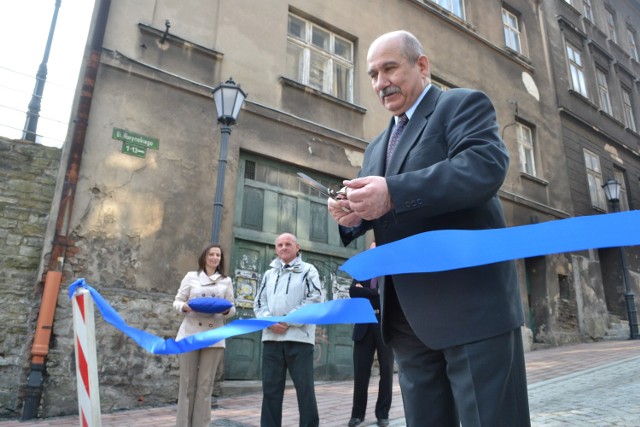 ... kilkoma wprawnymi ruchami dziarsko przeciął niebieską wstęgę, symbolizującą pokój i kreatywność. Kiedy już z jednej wstęgi powstały dwie wstążki, pan prezydent zdecydował się na...