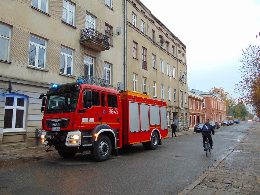 Pożar na Targowej w Łodzi. Ewakuowano mieszkańców kamienicy [ZDJĘCIA] 