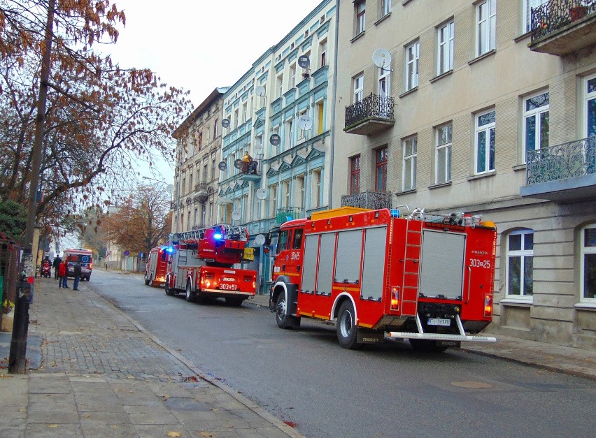 Pożar na Targowej w Łodzi. Ewakuowano mieszkańców kamienicy [ZDJĘCIA] 