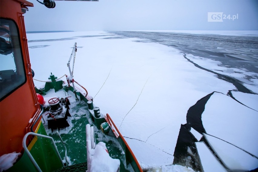 Lodołamacze kruszą lód w woj. zachodniopomorskim