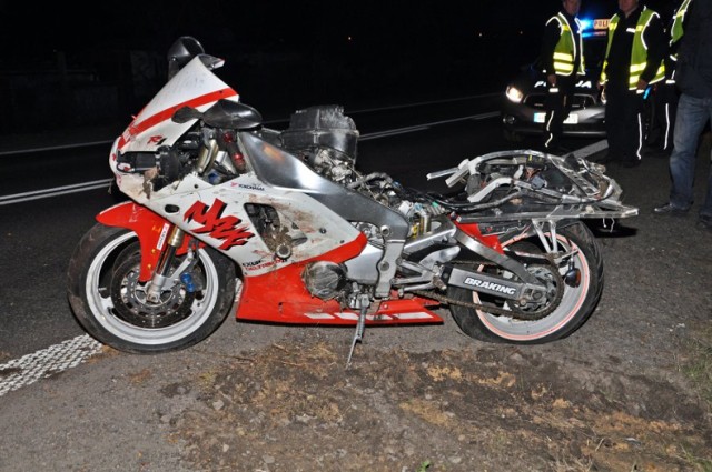 Wypadek motocyklowy w Tarnowskich Górach. Zniszczony motocykl na ul. Obwodowej