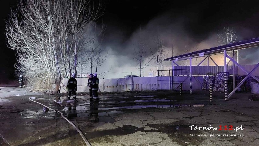 Ponad 50 strażaków walczyło z pożarem warsztatu...