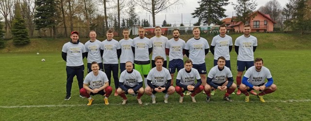 Drużyna Ostoi Kołaczyce w okolicznościowych koszulkach na stadionie w Nowotańcu przed meczem z Cosmosem