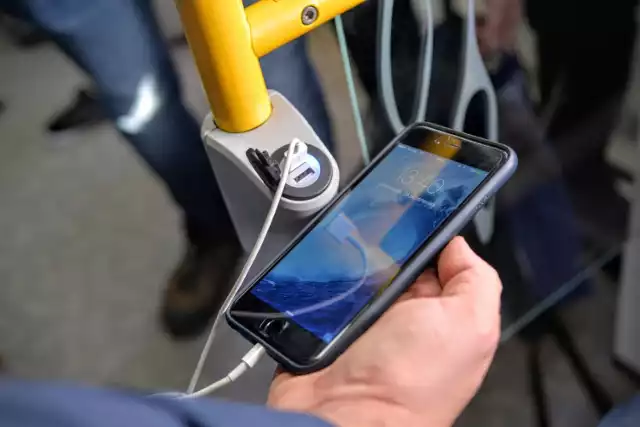 SKM Warszawa pomyślało o pasażerach, którzy przed wyjściem z domu zapomnieli podładować telefon lub tablet. Od teraz, podróżując wybranymi pociągami Szybkiej Kolei Miejskiej, będzie można skorzystać ze specjalnie zainstalowanych wejść USB. To nie koniec zmian - spółka uruchomiła również system powiadamiania pasażerów o trudnościach i opóźnieniach w kursowaniu pociągów.