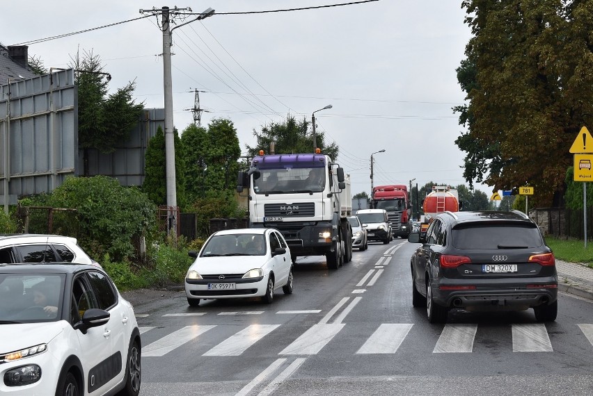 Nie da się przejechać przez Zator. Auta stoją w kilometrowych korkach