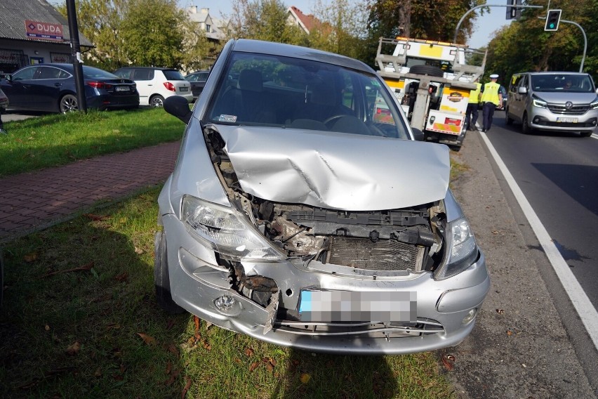 Wypadek dwóch samochodów osobowych na Zawierciańskiej w Kluczach. Droga była całkowicie zablokowana 