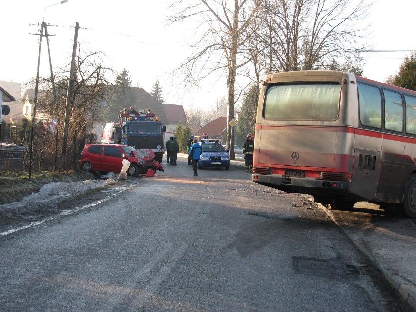 Wypadek autobusu w Łękawicy. PKS zderzył się z polo. Są ranni! [Zdjęcia]