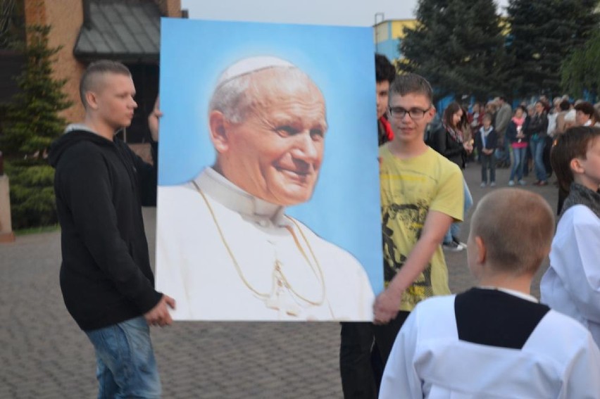Chodzież: Ulicami miasta przeszła ,,droga światła" w hołdzie dla Jana Pawła II. Zobacz zdjęcia!