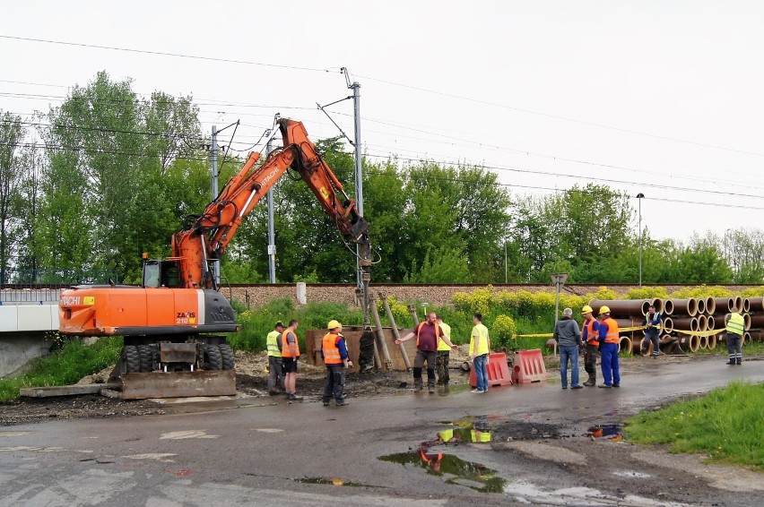 Tarnów. Ewakuacja i wstrzymane pociągi po uszkodzeniu gazociągu