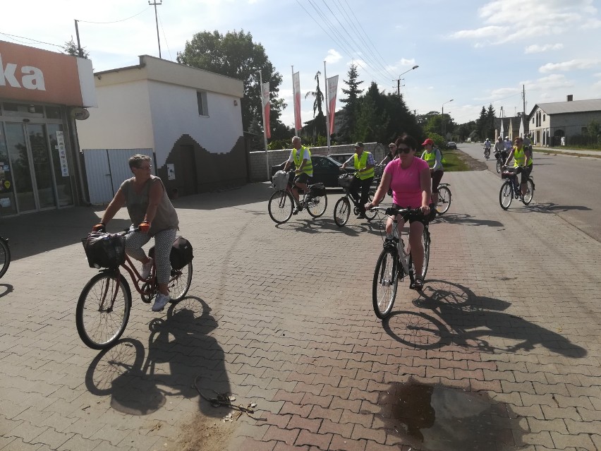 Ponad 40 uczestników wzięło udział w wyprawie rowerowej z Gniewkowa do Łącka [zdjęcia]