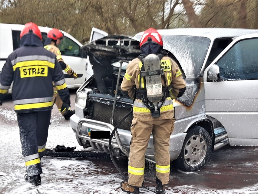 Pożar samochodu pod Mini Parkiem. Strażacy z Goleniowa w akcji