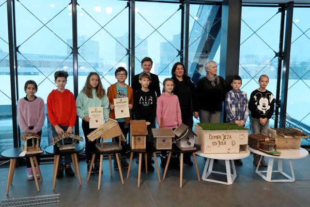 Nagrodzono dzieci, które wzięły udział w konkursie na wykonanie domku dla jeża oraz karmnika i budki lęgowej dla ptaków, zorganizowanego przez Straż Miejską w Kielcach. 

Zobacz kolejne zdjęcia z wręczania nagród i wieszania budek