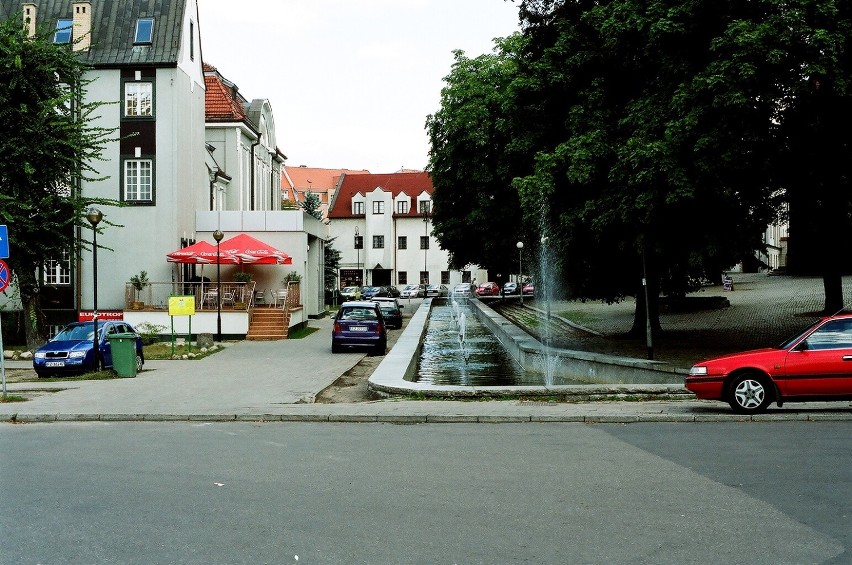 Czy ktoś jeszcze pamięta, jak wyglądał plac przed Filharmonią Zielonogórską? [zdjęcia]