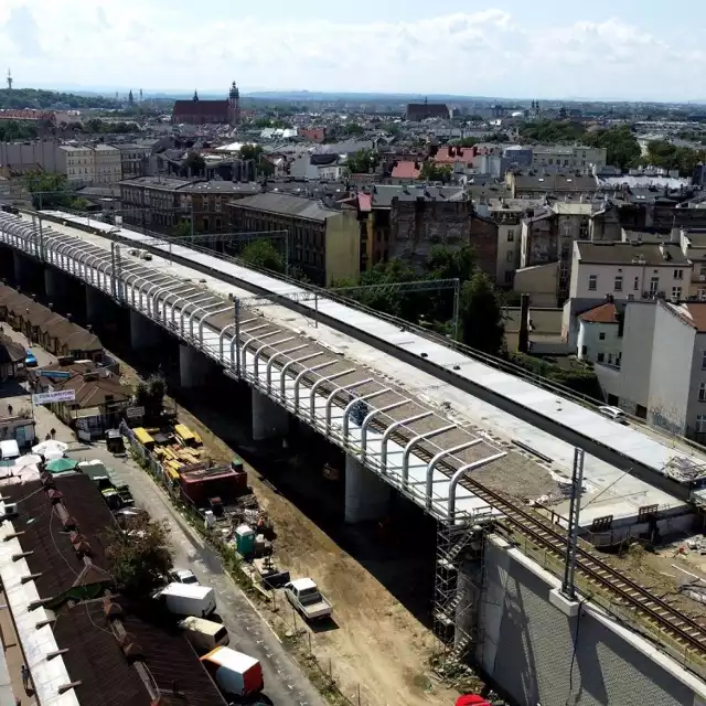 Przystanek kolejowy Kraków Grzegórzki ma być nowym, jednym z głównych punktów przesiadkowych w mieście. Postępują prace związane z budową tego obiektu. Trwa tam właśnie montaż konstrukcji zadaszenia.