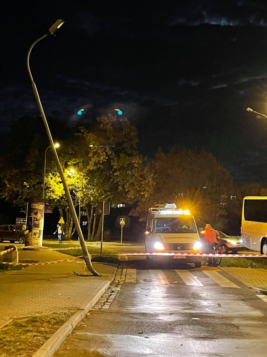 Oleśnica. Pijany kierowca wjechał w słup. Nadal występują utrudnienia!