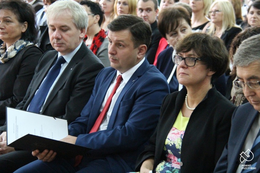 Minister edukacji narodowej w Chrobrym rozdała nagrody stypendystom