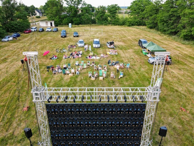 Trzy dni z filmami na świeżym powietrzu. Z taką propozycją do mieszkańców wyszła w miniony weekend gmina Świdnica. Jak wyglądało samochodowe kino plenerowe, zorganizowane w trzech miejscowościach?