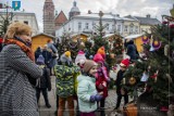 Nowy Sącz gotowy na święta. Choinki przed ratuszem ubrali uczniowie sądeckich szkół 