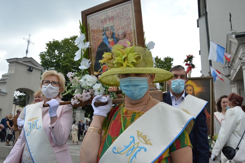 Boże Ciało, Piotrków 2020: Procesja z kościoła oo....