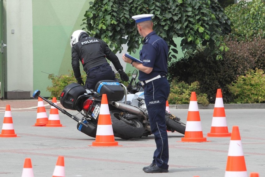 Policjanci wydziałów ruchu drogowego z komend miejskich i...