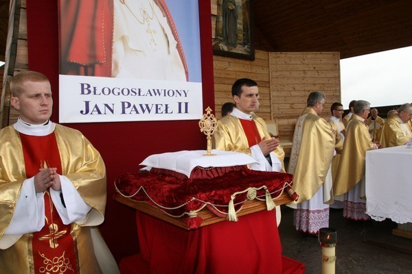 Relikwie Jana Pawła II na ołtarzu, przy którym papież wpisał Kingę w poczet świętych [ZDJĘCIA]