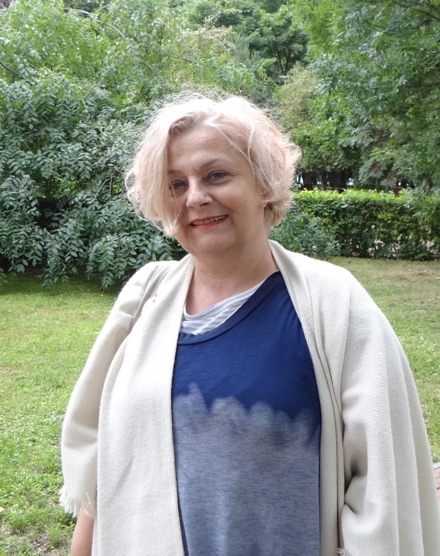 W latach 1985-1999 Elżbieta Kalińska pracowała w wieluńskim II LO
jako nauczycielka języka polskiego i prowadziła tutaj warsztaty teatralne