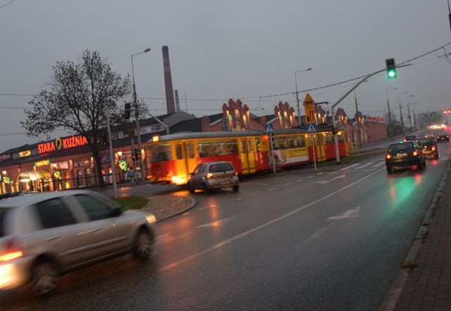 Kierowca toyoty w ostatniej chwili zauważył tramwaj. Oba pojazdy miały „zielone światło”, aby wjechać na skrzyżowanie ul. Chełmińskiej i Włodka. Toyota musiała przepuścić tramwaj