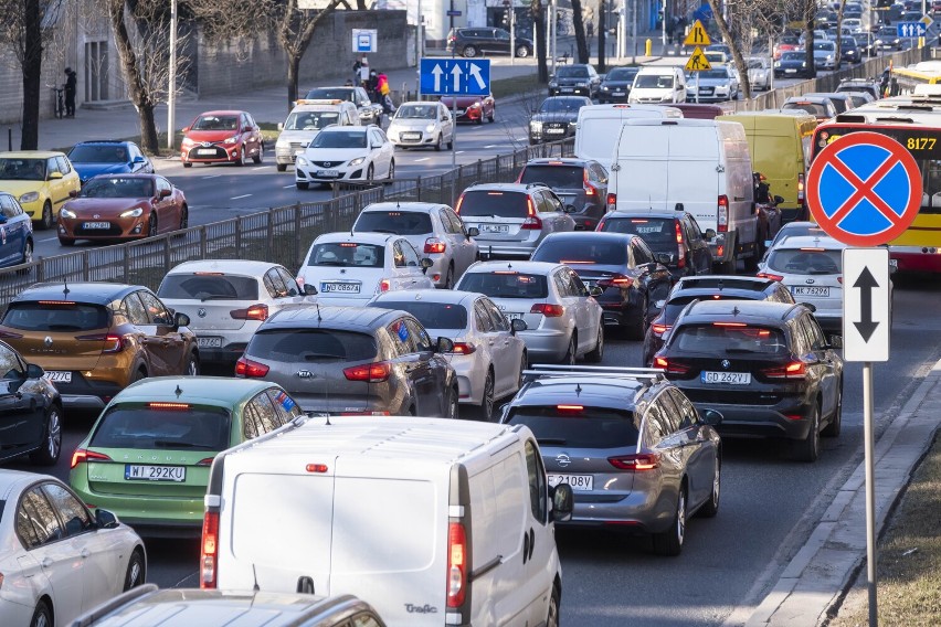 Nerwowy początek roku szkolnego dla kierowców. Olbrzymie utrudnienia na ulicach Warszawy. Remonty niemal w całym mieście