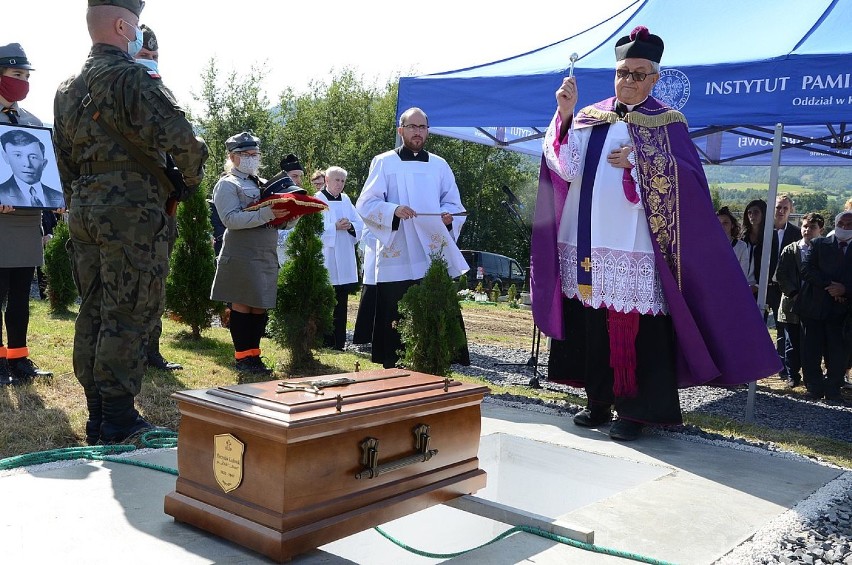 Żołnierz Wyklęty Mieczysław Kozłowski spoczął na cmentarzu w Rzykach koło Andrychowa [ZDJĘCIA]